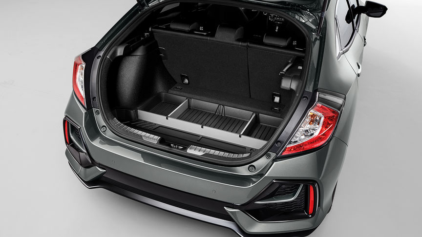Zadní tříčtvrtinový pohled na model Honda Civic 5D se sadou Cargo.