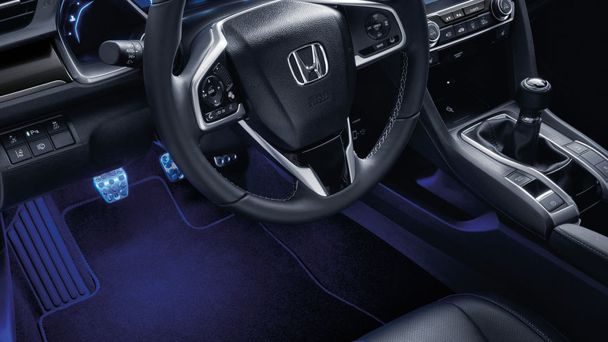 Přední pohled na interiér modelu Honda Civic 5D se sadou Illumination.