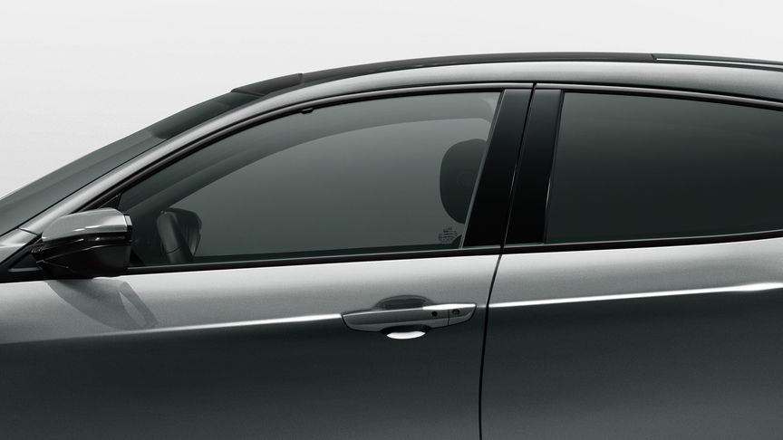 Pohled z levé strany na model Honda Civic 5D s detailním záběrem na přední a zadní okno.