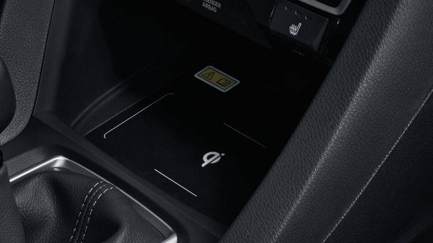 Pohled do interiéru modelu Honda Civic 5D s bezdrátovým nabíjením.