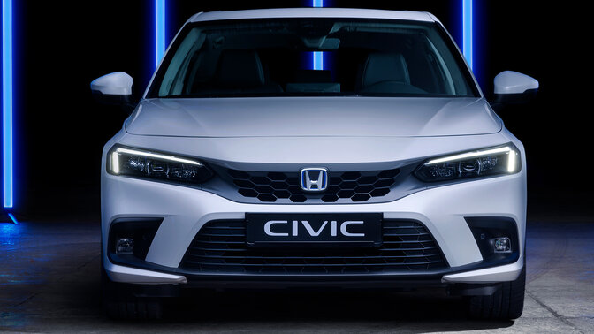 Detail znaku Honda Civic e:HEV na zádi vozu.