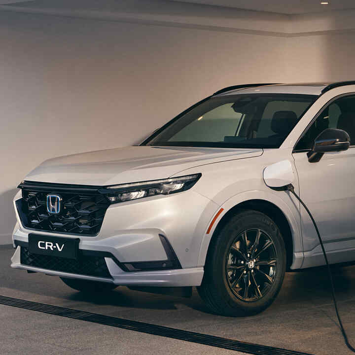 Detailní záběr na nabíječku Honda Power Charger s vozem Honda CR-V Hybrid