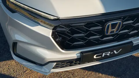 Detailní záběr na mřížku masky chladiče modelu CR-V Hybrid SUV