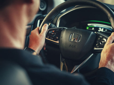 Detailní pohled na řidiče a volant automobilu Honda CR-V Hybrid