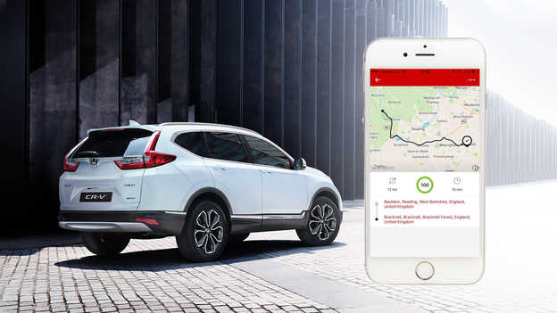 Aplikace My Honda v telefonu drženém v ruce