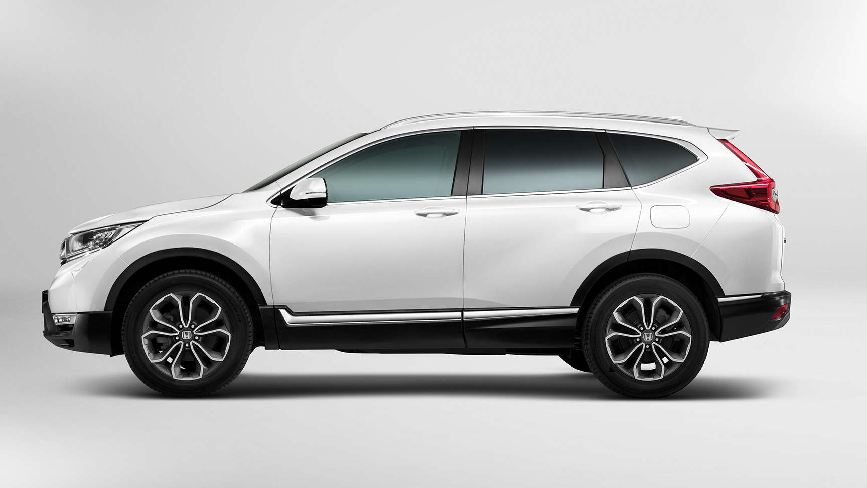 Boční pohled na model Honda CR-V ve studiu