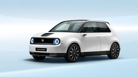 Přední tříčtvrteční pohled na model Honda e ve studiu