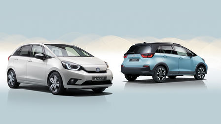 Přední tříčtvrteční pohled na model Honda Jazz a pohled zezadu na model Jazz Crosstar ve studiu