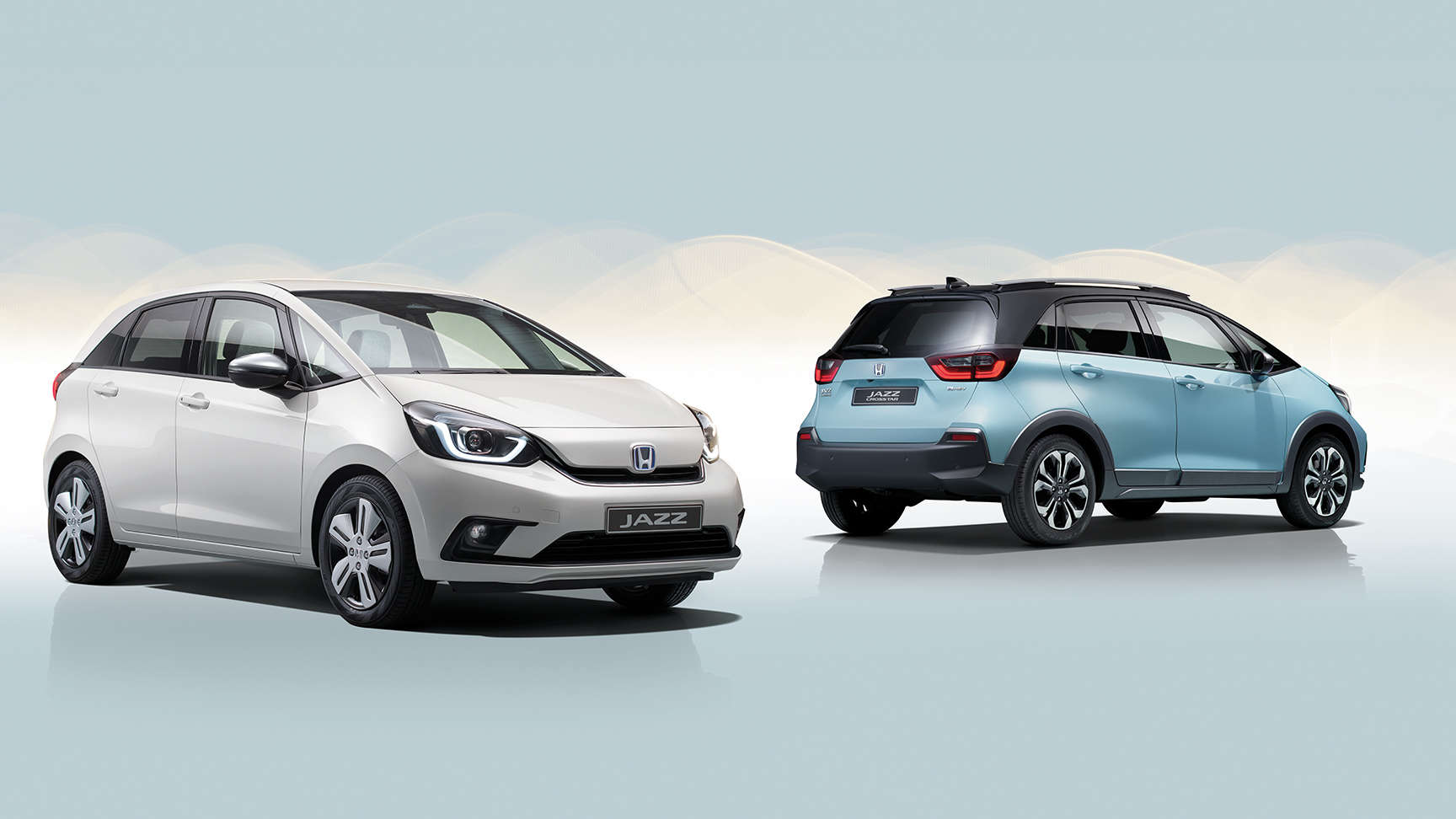 Přední tříčtvrteční pohled na model Honda Jazz a pohled zezadu na model Jazz Crosstar ve studiu