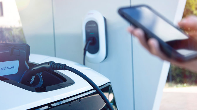 Záběr demonstrující použití aplikace My Honda+, která odesílá aktualizace o stavu nabití.