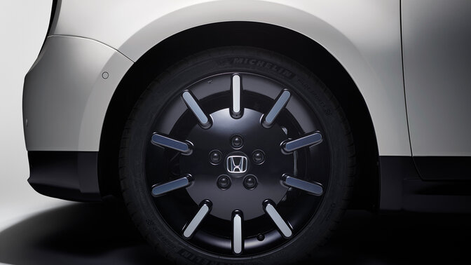 Detailní pohled na 16palcová litá kola vozu Honda e