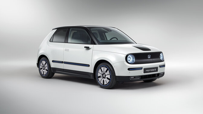 Boční tříčtvrteční pohled na model Honda e ve studiu.