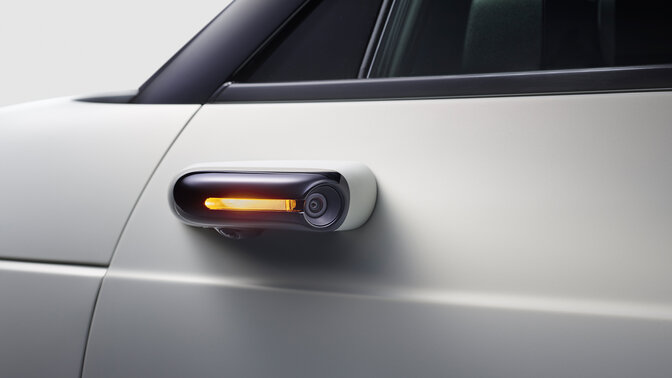 Detailní záběr kamerového systému bočních zpětných zrcátek u modelu Honda e