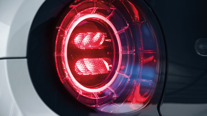 Detailní záběr koncových LED světel modelu Honda e.