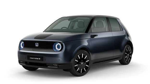 Tříčtvrtinový pohled zepředu na model Honda e v barvě Perleťová Crystal Black.