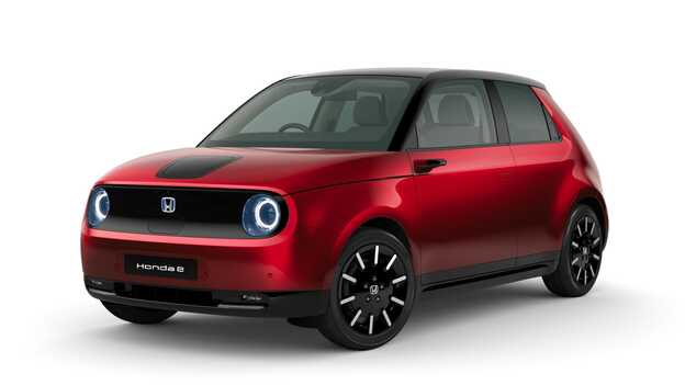 Tříčtvrtinový pohled zepředu na model Honda e v barvě Metalická Modern Steel.