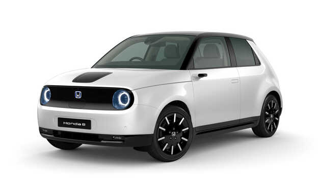 Tříčtvrtinový pohled zepředu na model Honda e v barvě Perleťová White Platinum.