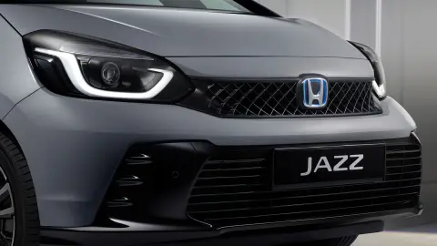 Detailní záběr na sportovní mřížku chladiče Jazz e:HEV.