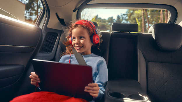 Dítě cestující v hybridním modelu HR-V a připojené k přístupovému bodu sítě Wi-Fi