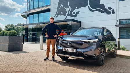 Max Verstappen stojící vedle vozu Honda HR-V