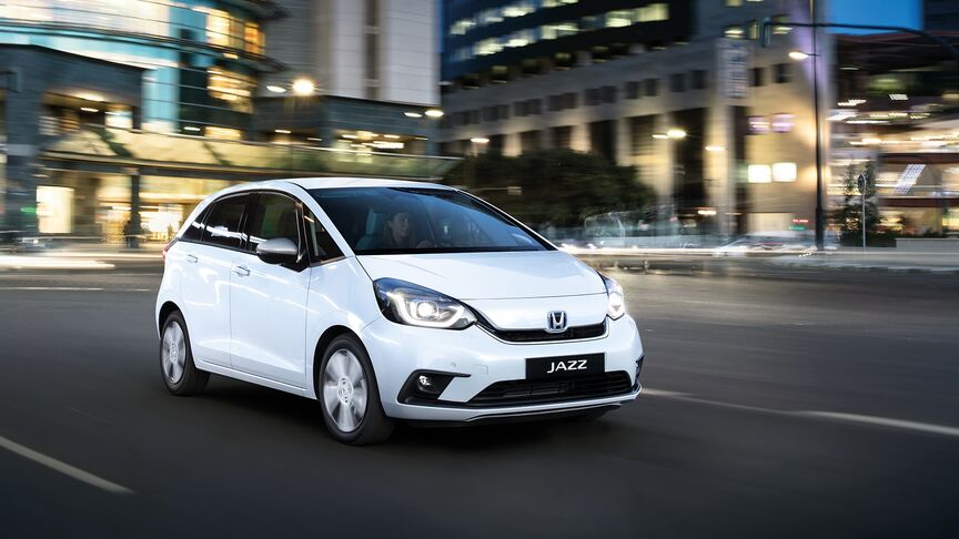 Honda HR-V jede po venkovské silnici, pohled zepředu