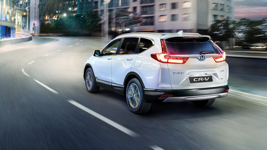 Honda HR-V jede po venkovské silnici, pohled zepředu