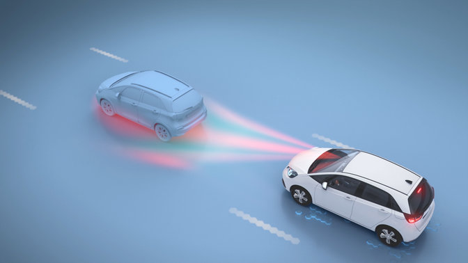 Vůz Honda jedoucí za dalším vozem zobrazující signál detekce v rámci předcházení kolizím