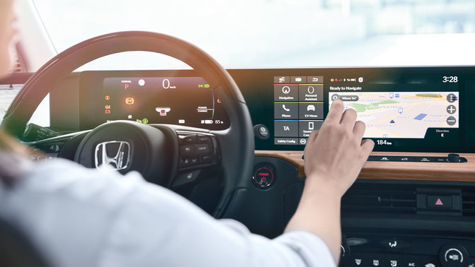 Řidič používající obrazovku GPS