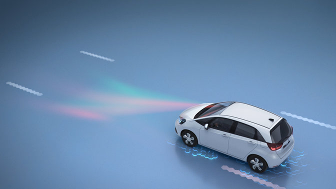 Pohled zepředu na projíždějící model Honda CR-V zobrazující funkci prevence vyjetí ze silnice