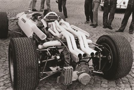 Zadní tříčtvrtinový pohled na model Honda RA273