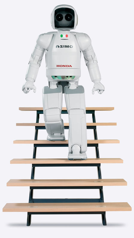 Pohled zepředu na robota ASIMO, který schází po schodech.