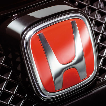 Detailní záběr červeného loga Honda