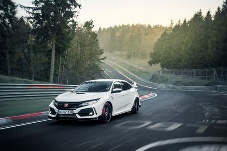 Přední tříčtvrtinový pohled na model Honda Civic Typ R při jízdě na okruhu Nürburgring