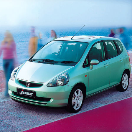 Přední tříčtvrtinový pohled na model Honda Jazz u pobřeží