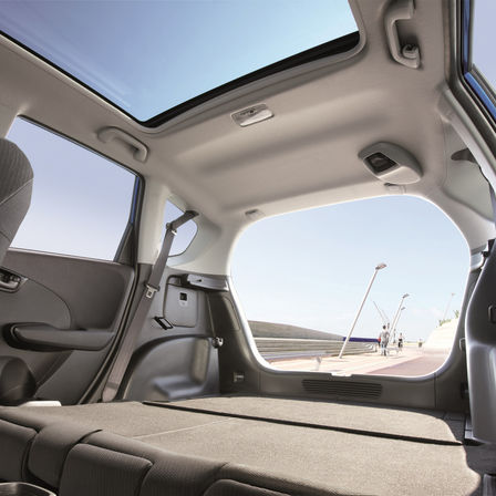 Zadní tříčtvrtinový pohled na interiér vozu Honda Jazz se sklopenými sedadly Magic Seats