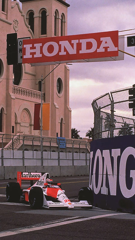 Přední tříčtvrtinový pohled na vůz McLaren Honda Formule 1 závodící na dráze