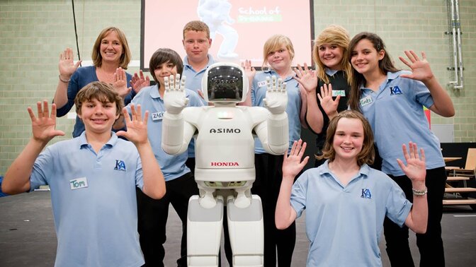 Robot Asimo a žáci ve Škole snů Honda.