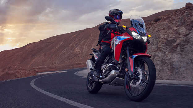 Figurant jedoucí na motocyklu CRF1100L Africa Twin v poušti