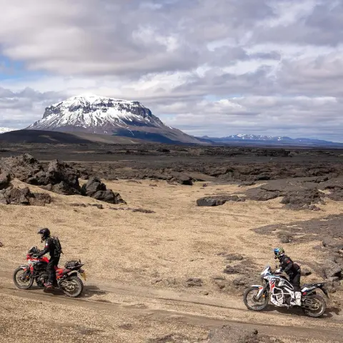 Dynamický snímek modelu Africa Twin s jezdci