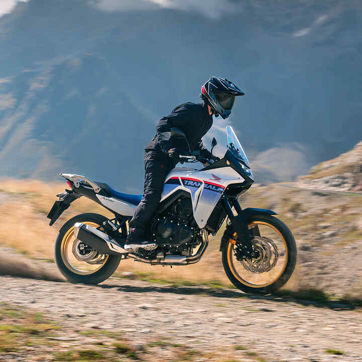 XL750 Transalp, dynamický snímek z boku, s jezdcem