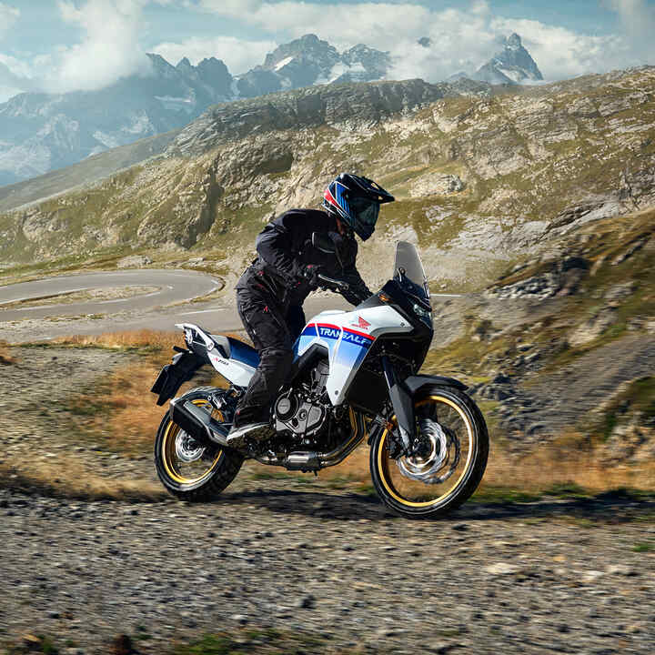 Honda XL750 Transalp, s jezdcem, v horském průsmyku