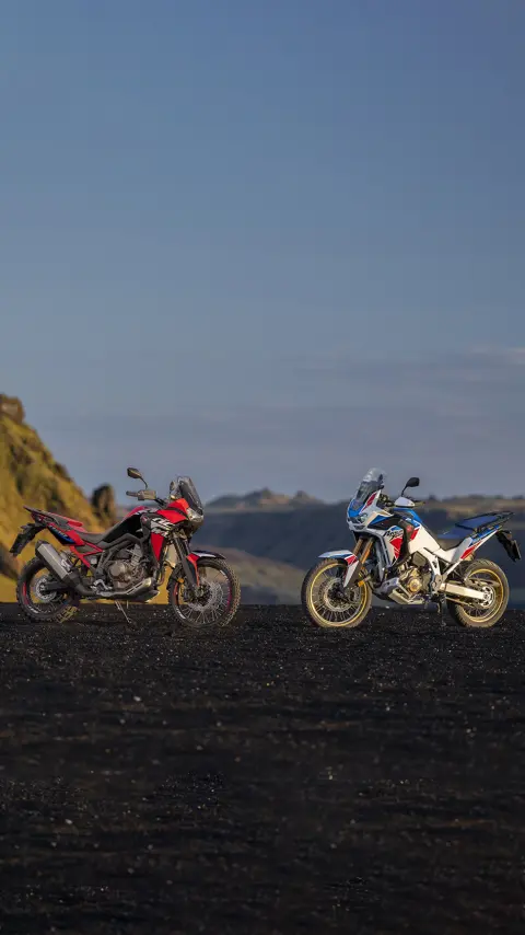 Dynamický snímek modelu Africa Twin v terénu s jezdcem