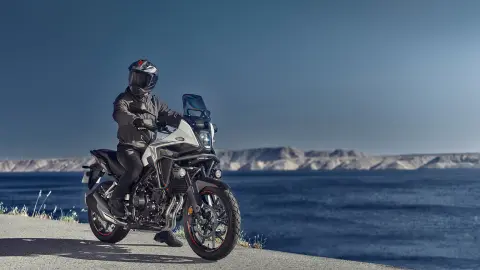 Honda NX500, stojící, s jezdcem, na pobřeží