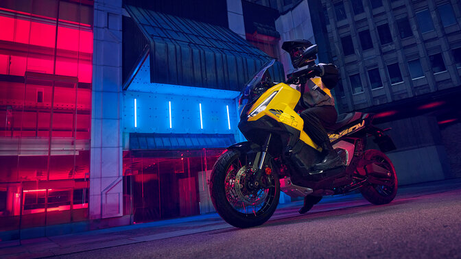 X-ADV Special Edition, přední tříčtvrtinový statický pohled, s jezdcem