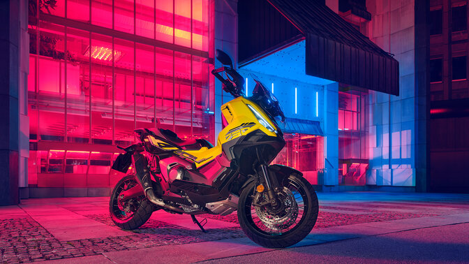 X-ADV Special Edition, přední tříčtvrtinový statický pohled, před budovou