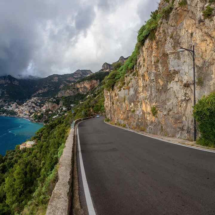 Malebná cesta po skalnatých útesech a horskou krajinou u Tyrhénského moře. Pobřeží Amalfi, Positano, Itálie. Dobrodružná výprava. Panoramatický výhled