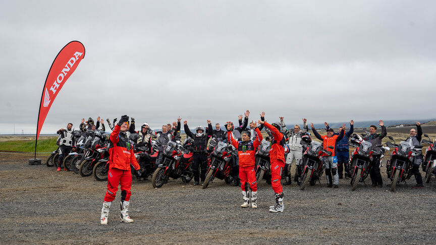 Marocká krajina se silničními jezdci na strojích Honda Adventure.