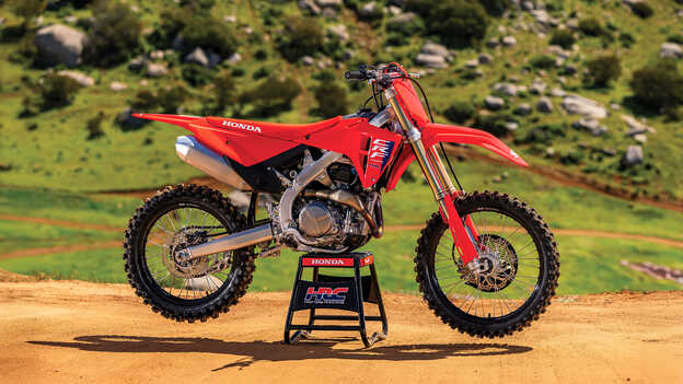 Přepracovaný hliníkový dvojitý páteřový rám (twin-spar) modelu CRF450R