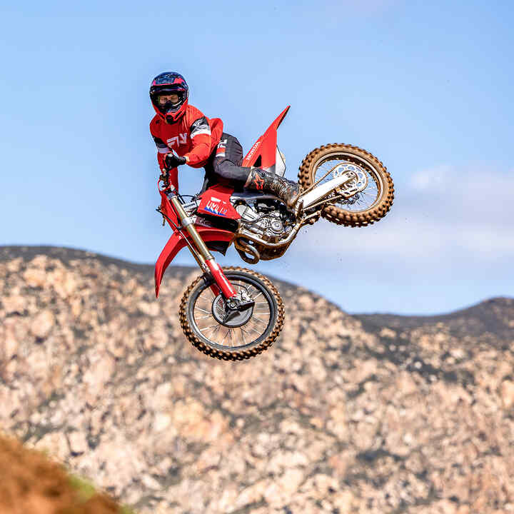 CRF450R s motokrosovým jezdcem na trati