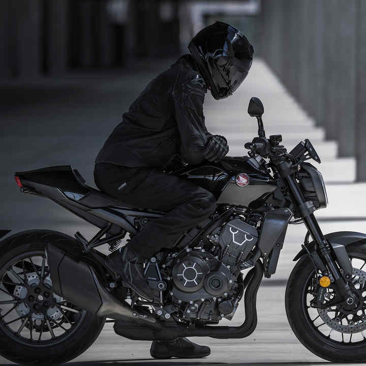 Honda CB1000R Black Edition, stojící, zprava, s jezdcem